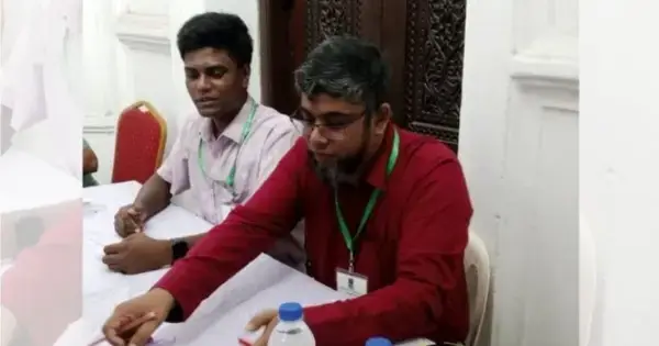 পূরণ করা ব্যালট দেওয়া সেই পোলিং অফিসারকে প্রত্যাহার