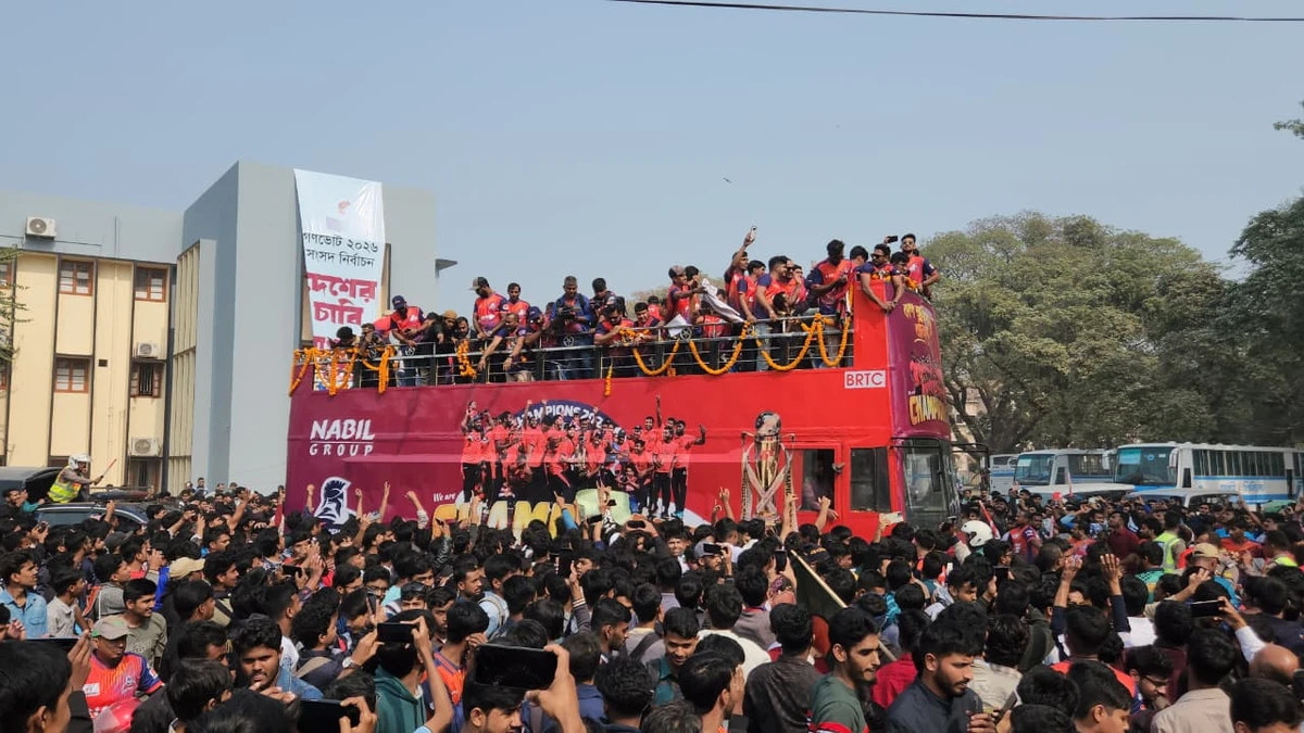 রাবিতে ছাদখোলা বাসে বিপিএলের ট্রফি নিয়ে শান্ত-মুশফিকরা