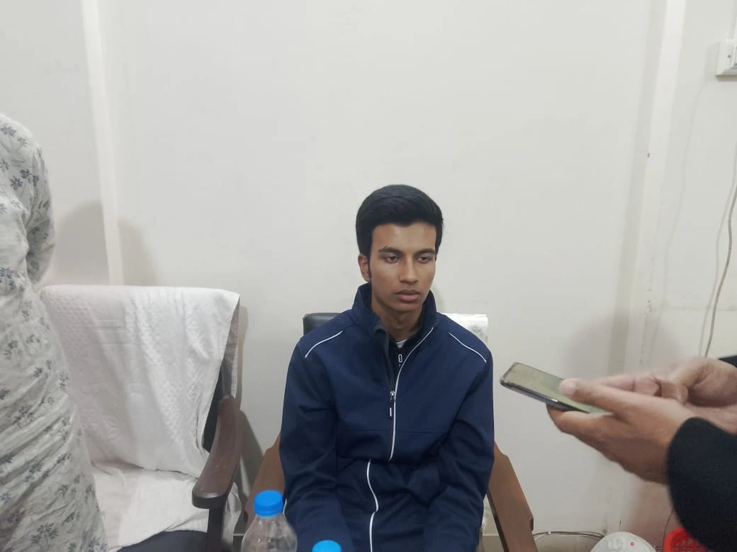 রাবির ভর্তি পরীক্ষায় মোবাইলে 'ডিপসিক এআই' ব্যবহার করে উত্তর খোঁজার চেষ্টা, আটক এক ভর্তিচ্ছু