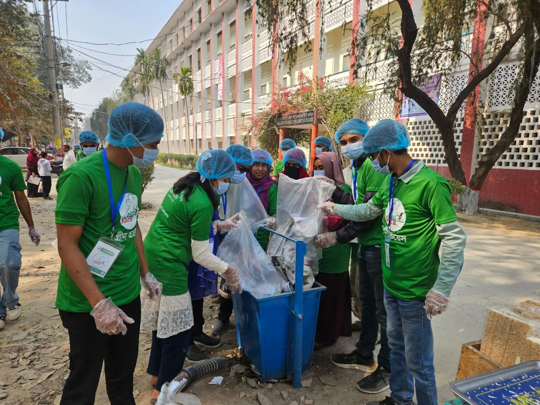 রাবির ভর্তি পরীক্ষা শেষে গ্রীন ভয়েসের পরিচ্ছন্নতা অভিযান
