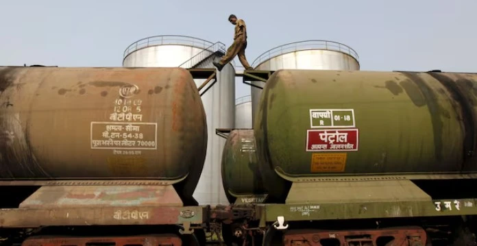 অবশেষে মার্কিন নিষেধাজ্ঞায় রুশ তেল আমদানি কমাচ্ছে ভারত