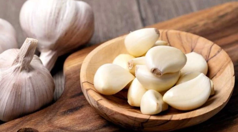 প্রতিদিন এক কোয়া কাঁচা রসুন খেলে পাঁচটি গোপন উপকারিতা পাবেন