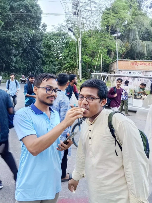 হাসিনার মৃত্যুদণ্ডের রায় দ্রুত কার্যকরের দাবিতে চবি তে মিছিল ও মিষ্টি বিতরণ