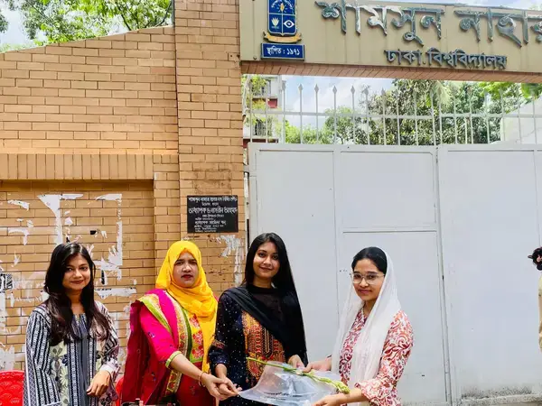 ঢাবির শামসুননাহার হলে নবীন শিক্ষার্থীদের ফুল দিয়ে বরন করল ছাত্রদল