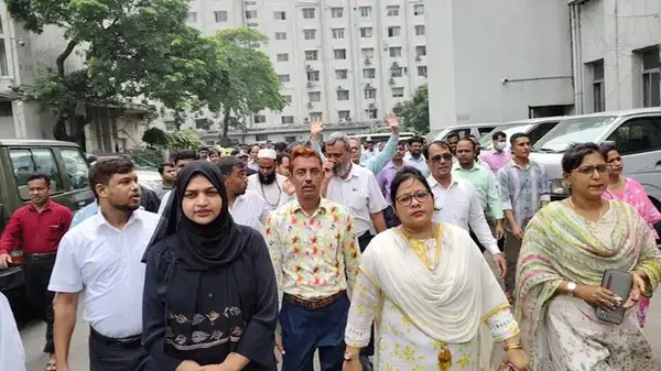 পে-স্কেলসহ যেসব দাবীতে সচিবালয়ে কর্মচারীদের বিক্ষোভ