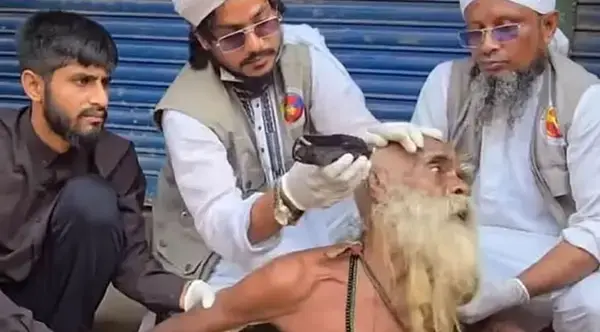 কাশিগঞ্জে সন্ন্যাসী বেশধারী হালিম উদ্দিনের চুল কেটে দিলো “হিউম্যান সার্ভিস বাংলাদেশ” সংগঠন