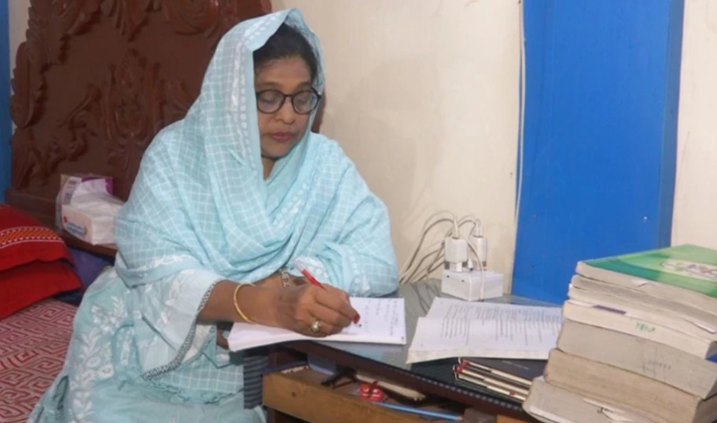 স্বামী-সন্তানের অনুপ্রেরণায় ৫৬ বছর বয়সে এইচএসসি পাস করলেন শাম্মী আক্তার