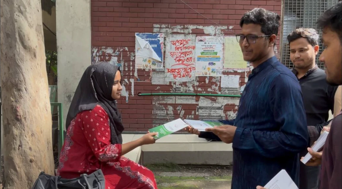 শিক্ষার্থীদের মাঝে জকসু গঠনতন্ত্রের বই বিতরণ শিবিরের