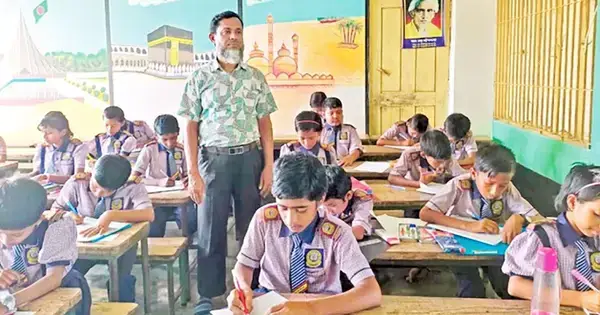 ক্লাসে শত তত্ত্ব, কিন্তু বাস্তব জীবনে শূন্য; শিক্ষা ব্যবস্থায় বড় পরিবর্তনের দাবি উঠছে !