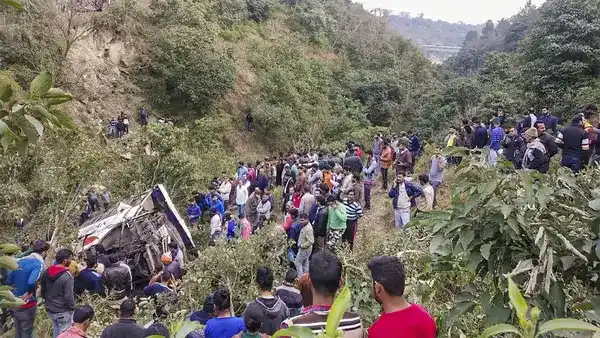 শ্রীলঙ্কায় ভয়াবহ সড়ক দুর্ঘটনা: তীর্থযাত্রীবাহী বাস খাদে পড়ে ২১ জনের মৃত্যু