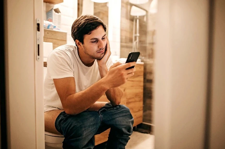 নিজেকে বিপদে ফেলছেন কি? টয়লেটে ফোন ব্যবহার সম্পর্কে অবশ্যই জানুন !