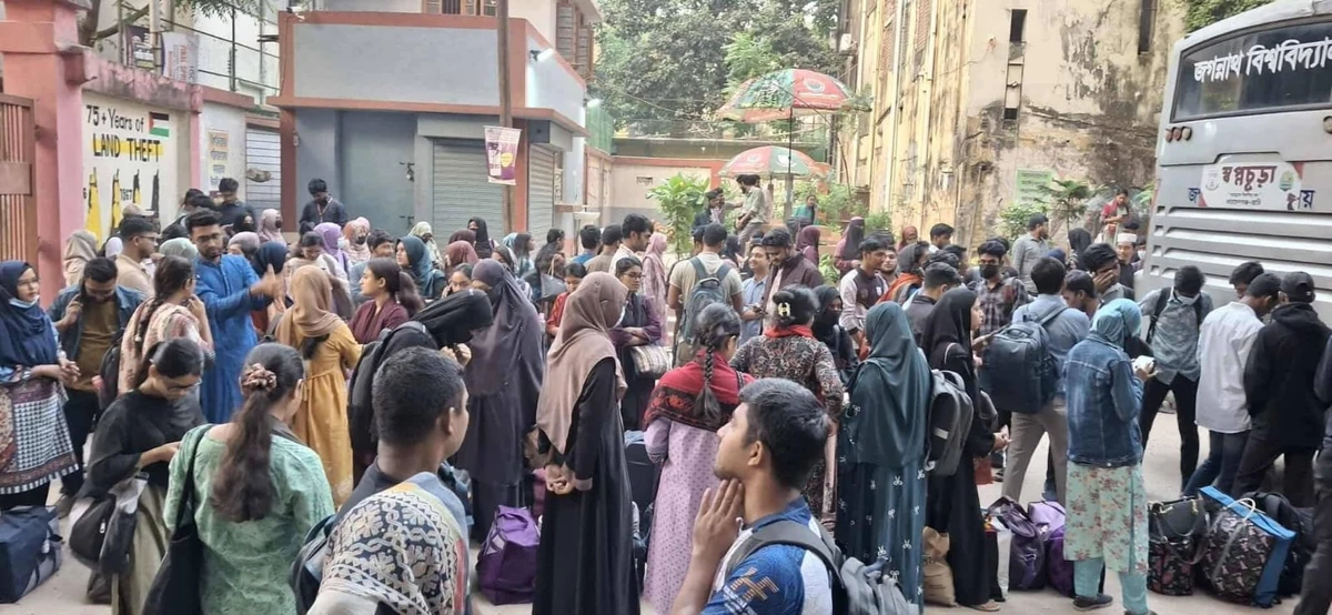 জবি শিক্ষার্থীদের বাড়ি পৌঁছে দিতে বাস সেবা দিতে চায় শিবির, অনুমতি দেয়নি কমিশন