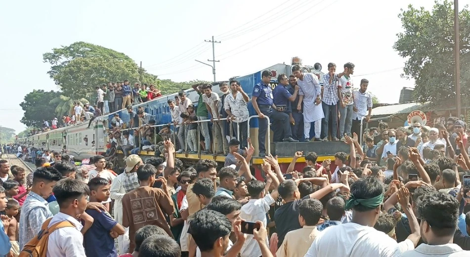 জেলা দাবিতে ভৈরবে বিক্ষোভ, ট্রেনে পাথর নিক্ষেপে আতঙ্কে যাত্রীরা
