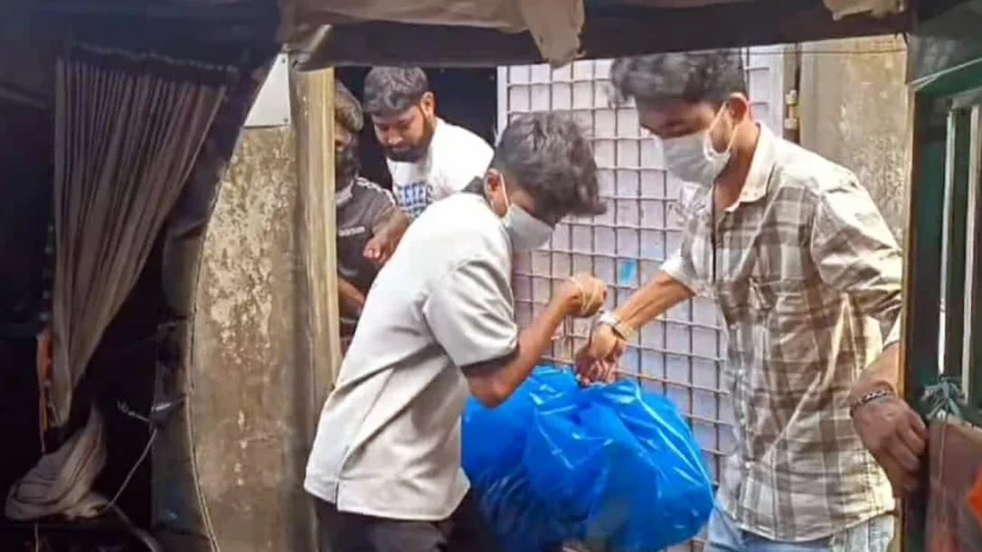 বোন খবর নিতে এসে দেখলেন ভাইয়ের অর্ধগলিত লাশ